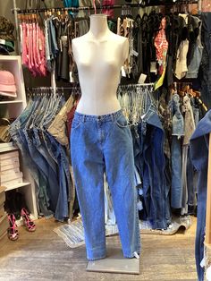 ♥ D E S C R I P T I O N ♥ Vintage 90s gap mom Jeans tapered leg high rise light wash denim stretch mom jeans.  ♥ S I Z E & M E A S U R E M E N T S ♥ Measurements taken across while garment laying flat and unstretched. Double measurement to get the all around. Waist: 16 in  Hips: 19.5 in Length: 43.5 in Inseam 32  in  Rise: 8 in Fits size small Labeled size 7/8 ♥ Authenticity Guarantee ♥ All items sold in our shop are 100% guaranteed authentic vintage or your money back. Jean Mom, 90s Denim, Jeans Mom, Womens Jeans, P T, Light Wash Denim, Mom Style, Label Sizes, Tapered Legs