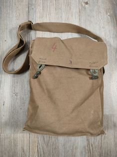 Czech army bag. Stamps under the flap. Interior compartments. An adjustable shoulder strap. Dimensions: 24.5 x 30 x 9 cm Czech Army, Army Bag, Cross Body Handbags, Purses And Handbags, Crossbody Bags, Shoulder Strap, Purses And Bags, France, Handbags