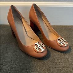 Tory Burch Janey Calf Leather Block Heel Pumps Light Brown Royal Tan Pre-Owned Great Condition W/Box Block Heel Pumps, Leather Block Heels, Heel Pumps, Tory Burch Shoes, Tan Color, Light Brown, Shoes Women Heels, Calf Leather, Block Heels