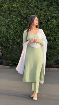 Suit And Kurti Design, Churidhar For Women, Chudi Photo Pose, Chudidar Poses For Women, Churidar Sets For Women, Pose Suit Women, Kurta Set Ideas For Women, Indian Simple Kurti, Churidar Suit Designs