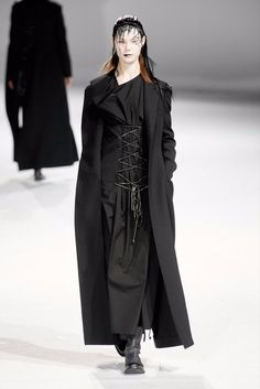 Yohji Yamamoto Womenswear FALL 2020 Origami Fashion, Velvet Dress Long, Fashion Project, College Fashion, Emilio Pucci, Vogue Paris