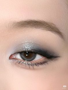 Natural Make Up Ideas For Blue Eyes, Steel Blue Makeup, Natural Navy Blue Eye Makeup, Frost Eye Makeup, Eyemakeup For Blue Eyes, Silver Eyeshadow Looks Simple, Blue And Silver Eyeshadow, Subtle Smokey Eye Makeup, Gray Makeup Looks