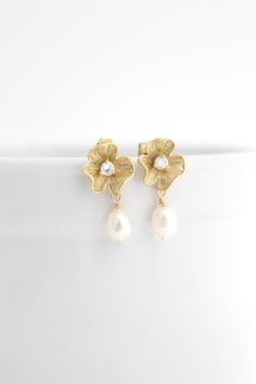 Gold Bridal Freshwater Pearl Earrings Wedding by EstyloJewelry Bridal Drop Earrings, Bridal Hair Half Up, Pearl Wedding Earrings, Pearl Earrings Designs, Earrings For Bride, Bridal Veil Falls, Gold Earrings Wedding, Small Weddings, Bridal Earrings Drop