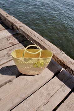 El bolso Isla es un elegante capazo tejido a mano en la más fina paja toquilla. está hecho a mano en las costas de Ecuador usando una técnica que es parte de la lista de Patrimonio Cultural Inmaterial de la Humanidad de la UNESCO.
El bolso es tejido siguiendo un patrón en degradé y es terminado con el monograma insigne de Cuckoo B, hecho a mano en Vietnam en cuerno lacado de búfalo éticamente obtenido. B Monogram, Cultural Heritage, Green Bag, Ecuador, White Cotton, Horn, Buffalo, Vietnam, Straw