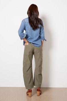 Perfect for day or night, these cotton utility pants feature a relaxed leg, high-rise fit, and cargo pockets. Pair with your favorite button-down and pump to elevate your look. | CITIZENS OF HUMANITY Women's Marcelle Easy Leg Cargo Pants, Size 28, Green Androgynous Outfits, Androgynous Style, Tom Boy, Fashion Diva, Green Cargo Pants, Androgynous Fashion, Utility Pants, Fashion 101, Diva Fashion