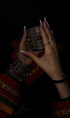 #kabyle #accessories #jewelry 📷:muse_kbl Amazigh Aesthetic, Moroccan Clothing, Cute Headers For Twitter, Marriage Photos, Afghan Jewelry, Moroccan Wedding, Diy Jewelry Unique