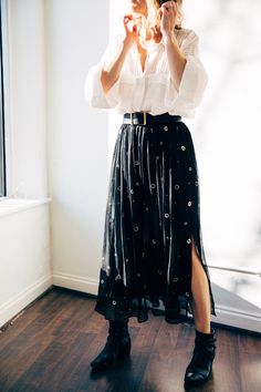 Street Grunge Aesthetic Outfits, Daisy Print Outfit, Sophisticated Boho Style, Trendy Witch Outfit, How To Dress Up Doc Martens, Alternative Female Fashion, Boho Outfits Office, Moody Outfit Style, Indie Wedding Guest Outfit