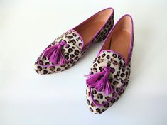 DESCRIPTION Elevate your footwear collection with our meticulously crafted Leopard Calf Hair Slip On Flat Shoes.  Make a statement with the bold contrast of fuchsia suede edging and playful tassels made of spotted ponyskin.  This eye-catching detail adds a touch of fun and individuality to your ensemble. Each pair is carefully handmade, ensuring a unique touch and attention to detail that sets them apart. We understand that every foot is unique. That's why these flats are available in custom siz Flat Shoes For Women, Womens Loafers, Animal Print Shoes, Print Shoes, Leather Skin, Footwear Collection, Original Bags, Shoe Print, Calf Hair