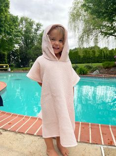 Hooded Towel With Custom Embroidery Waffle Beach Towel - Etsy Kuwait Hooded Cotton Poncho For Summer, Long Sleeve Cotton Beach Poncho, Hooded Cotton Poncho For Beach, Cotton Summer Poncho For Loungewear, Beach Towel Poncho, Towel Poncho, Kids Swimsuit, Diy Barn, Kids Poncho