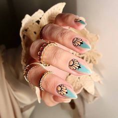 Get glamorous this New Year’s Eve with art deco nails! From glittery finishes to bold geometric shapes, these designs are a celebration on your fingertips. #NYENailArt #ArtDecoInspo Art Deco Nails Designs, Retro Nail Art Vintage, Sammi Jefcoate Nails, Talavera Nail Art, Style Nails, Colorful Nails