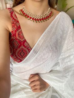 Trendy Blouse Designs For Cotton Saree, Blouse Designs For Onam Saree, Latest Blouse Ideas, Set Saree Blouse, Aesthetic Saree Look, Simple Saree Look, White Linen Saree, Ajrakh Blouse, Saree Blouse Ideas