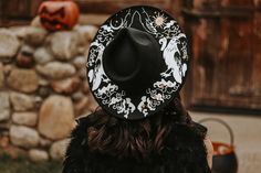 Diy Tie Dye Techniques, Black Cowgirl, Sun Moon And Stars, Felt Cowboy Hats, Painted Hats, Chapeau Cowboy, Women Hats Fashion, Boho Hat, Floral Hat