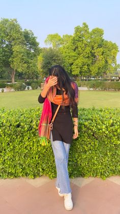 India Outfits Fashion, Dupatta Outfits Casual, Kurti Look Casual, Monsoon College Outfits, Jhumka With Western Outfit, Styling Kurtis Ideas For College, Everyday Desi Outfits, Women In Saree Aesthetic, Desi Outfits For College