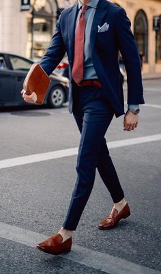 One of the best style for mens suit for business in shades of blue & navy color. Follow @theunstitchd for daily style tips Suit With Red Tie, Workout Man, Suits Style, A Man In A Suit, Blazer Outfits Men, Man In A Suit, Blue Suit Men, Suits Wedding, Formal Men Outfit