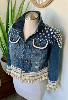 Boho Rocker Style, Diy Clothes Accessories, Diy Denim Jacket, Custom Denim Jacket, Embellished Denim Jacket, Blue Jeans Crafts, Embellished Clothing, Denim Jacket Fashion, Denim Ideas