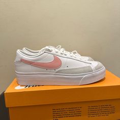 Womens Nike Blazer Low Platform White/Pink Glaze White Black Dj0292-103 Brand New In Box Womens Nike Blazer, Nike Shox For Women, Pretty Sneakers, Nike Sneakers Outfit, Sneaker Outfits Women, Nike Free Flyknit, Nike Blazer Low, Blazer Low, White Shoes Sneakers