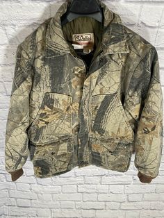 WALLS Blizzard-Pruf Quilted Insulated Men's Sz M Camo Jacket Made USA real tree Hardwood. Vintage Camouflage Winter Outerwear, Vintage Camouflage Hunting Outerwear, Vintage Camouflage Outerwear For Outdoor, Vintage Camouflage Outerwear For Hunting, Real Tree, Camo Jacket, Military Jacket, Camo