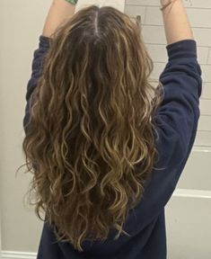 Pelo Ondulado Natural, Naturally Wavy Hair Cuts, Wavy Layered Hair, Brown Wavy Hair, Natural Curly Hair Cuts, Layered Curly Hair, Thick Wavy Hair