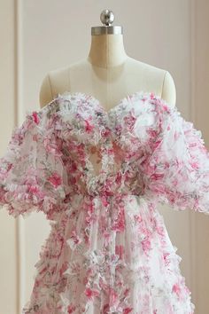 Faites ressortir votre fée des fleurs intérieure avec nos robes de bal fleuries ! Ces superbes robes présentent des motifs floraux délicats, des décolletés élégants à épaules dénudées et une silhouette de princesse pour un look de rêve et enchanteur. Parfaites pour tout bal ou occasion spéciale, vous vous sentirez comme une véritable princesse de conte de fées dans nos robes de bal fleuries multicolores blanches fuchsia Flower Fairy.

 Détail de l'article

 Tissu : Dentelle
 Silhouette : A-ligne
 Manches : Sans manches
 Couleur : comme sur l'image, couleur personnalisée
 Détails du dos : Fermeture éclair vers le haut

 Taille : Taille personnalisée. Veuillez vérifier attentivement notre tableau des tailles standard si vous choisissez une taille standard et assurez-vous que la taille stand Spring Gown With Ruffles And Sweetheart Neckline, Spring Gown With Sweetheart Neckline And Ruffles, Floral Print Sweetheart Neckline Gown For Prom, Sweetheart Neckline Floral Print Gown For Prom, Sweetheart Neckline Floral Gown For Prom, Whimsical Floral Print Wedding Dress, Pink Off-shoulder Gown For Banquet, Off-shoulder Pink Gown For Banquet, Feminine Gown With Sweetheart Neckline For Spring