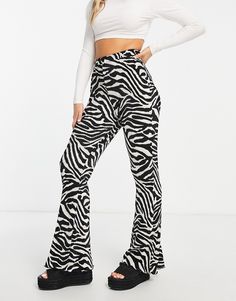 Hose von ASOS DESIGN Smarte Kleidung von der Taille abwärts Mit hohem Bund Elastischer Bund Schmal geschnitten und ausgestellt Kick Flare Pants, High Waisted Flare Pants, Look Formal, High Waisted Flares, Kick Flares, Satin Shirt, Flare Trousers, Body Fit, Latest Fashion Clothes