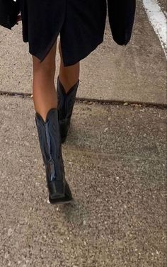 Black Cowboy Boots Outfit Winter, Cowgirl Era, Modern Cowgirl, Mode Ootd, Mode Inspo, How To Pose, Mode Streetwear, Mode Inspiration