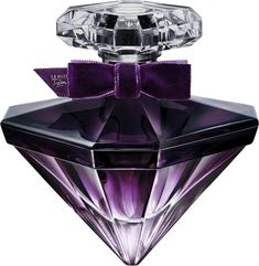 LA NUIT TRESOR LE PARFUM, EN NY VÄRDEFULL STUND SOM EN VELVET CRUSHLa Nuit Trésors unika signatur tas till en ytterligare nivå av sensualitet och passion med La Nuit Trésor Le Parfum, kollektionens mest intensiva doft. Vår nya doft är en elixir av ros som är omsluten av bitter kakaoextrakt och svarta vinbärsnoter. La Nuit Trésor Le Parfum är ett subtilt möte mellan kollisionen av en överraskning och ömheten i en önskad kärlek. Le Parfum blir kvinnors mest värdefulla medbrottsling, med vilken de La Nuit Tresor Lancome, Tresor Lancome, Purple Veil, Perfume Lancome, Purple Perfume, Lancome Perfume, Perfume Floral, Damask Rose, Fine Pens