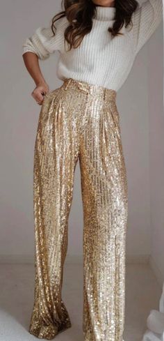 These sequin pants will be a hit at any holiday party! They have a wide leg and are fully lined. A must have for the holiday season. Gold Nye Outfit, Gold Sequin Pants, Glitter Outfit, Glamour Party, Sparkle Outfit, Shimmery Dress, Gold Pants, Nye Outfits, Gold Outfit