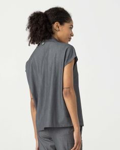 Modern, and sleek featuring a collared detail, our Capri top offers a looser fit. With a front chest pocket and 2 side pockets, it's safe to say our Capri top is the perfect combination of style and functionality. - Oversized fit - Modern collar style - Total of three pockets ✓ One front chest pocket ✓ Two side-angled pockets - Draped shoulder design Cotton Workwear Tops With Pockets, Everyday Collared Camp Shirt With Pockets, Workwear Tops With Welt Pockets And Camp Collar, Versatile Shirttail Hem Top For Workwear, Versatile Collared Tops With Pockets, Versatile Workwear Top With Shirttail Hem, Relaxed Fit Collared Camp Shirt For Work, Versatile Top With Shirttail Hem For Workwear, Relaxed Fit Camp Shirt With Pockets For Workwear