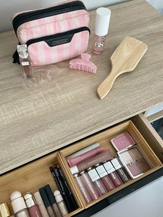 new vanity set up 💌 Bridal Vanity Kit, Vanity Tour Video, Impression Vanity Slaystation, Makeup Vanity Box Cosmetics, Vanity Case Travel, Vanity Set Up, New Vanity, Girl Therapy, Spoiled Brat