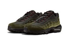 En plein hiver, Nike dévoile une nouvelle version de la Air Max 95 aux inspirations terrestres.  La Nike Air Max 95 Black Earth affiche une base en mesh vert foncé accompagnée de superpositions en suède et cuir dans un dégradé allant vert foncé au kaki. Quelques notes de marron complètent la silhouette au niveau des oeillets, du branding de la languette et du mini Swoosh sur le talon. Cette nouvelle version de la AM95 vous permettra de partir à l'aventure sur tous les terrains et peu importe la Nike Air Max 95 Black, Air Max 95 Black, Nike X Travis Scott, Ugg Ultra Mini, Low Air Jordan 1, Cargo Khaki, Jordan 2, Nike Dunk High, Air Jordan 3