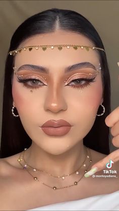 Eyeshadow With Eyelash Extensions, Greek Goddess Makeup Ideas, Cleopatra Makeup Look, Ancient Greece Makeup, Greek Goodness Makeup, Goddess Makeup Ideas, Red Rhinestone Eye Makeup, Greek Makeup Look, Romani Make Up