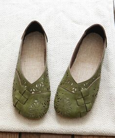 Green Flat Feet Shoes Comfortable Splicing Hollow OutMade of:-PU Upper.-Rubber sole-Cotton Fabric cushioned insole. Flat Feet Shoes, Feet Shoes, Green Flats, Leather Satchel Handbags, Green Butterfly, Shoes Comfortable, Leather Handbags Tote, Cushion Fabric, Satchel Handbags