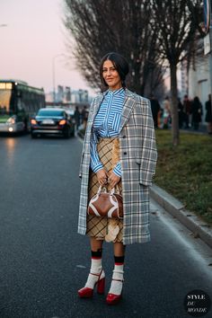 Milan Men's FW 2020 Street Style: Giorgia Tordini, Amina Muaddi and Gilda Ambrosio - STYLE DU MONDE | Fashion Reportage Photography Videography Giorgia Tordini, Amina Muaddi and Gilda Ambrosio Prada Fashion Show, Giorgia Tordini, London 2023, Street Vibes, Gilda Ambrosio, 2020 Street Style, European Street, Street Style Fall Outfits, Giovanna Battaglia