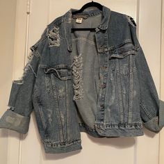 Vintage Levi’s Oversized Jean Jacket Size Large. I’m 5’2” With A Small Frame And It’s The Perfect Oversized Jean Jacket. No Stains! Oversized Jean Jacket, Levis Jacket, Small Frame, Vintage Levis, Jean Coat, Jean Jacket, Levi's, Color Blue, Jackets & Coats