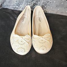 Brand New Never Worn Flats. Cloudwalkers By Avenue Ecru With Gold/Bronze Underlay. Bundles And Reasonable Offers Encouraged Cream Closed Toe Synthetic Flats, Flat Shoes Women, Size 13, Loafer Flats, Loafers, Bundles, Women Shoes, Brand New, Cream