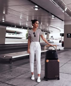 6 Outfits to Wear to the Airport - Crossroads Airport Outfit Spring, Cute Airport Outfit, Comfy Airport Outfit, Airport Outfit Summer, Airport Travel Outfits, Cute Travel Outfits, Flight Outfit, Fly Travel, Comfy Travel Outfit