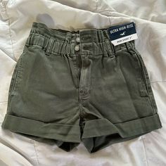 Hollister Ultra High-Rise Mom Shorts 3”. Has The Paper Bag Style. Part Of There Vintage Stretch Collection. Size 0 (New With Tags) Hollister Shorts, Mom Shorts, Bag Style, Hollister, Jean Shorts, Fashion Bags, What To Wear, Paper Bag, High Rise