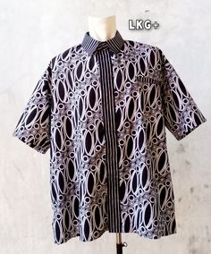 🌺Indonesian batik shirt with Unique Pattern  perfect for attending formal event or family event, christmas party,daily wear. perfect for gift,anniversary gift,wedding gift,birthday gift,etc. 🌹The picture above is an example of my work. for the manufacture of clothes, it takes me about 2-3 weeks, depending on incoming orders (local and international), I try to complete orders faster. 🌸I made it in American size ( from S to 4XL) ♥♥ I offer you 5 different batik pattern Handstamp batik Material :Cotton batik Lining: yes 1 pocket at the left side  Measurement: S: Shirt Length: 28.5 inch Chest circumtance: 43 inch Sleeve: 9 inch M: Shirt Length: 29.25 inch Chest circumtance : 45 inch Sleeve: 9.5 inch L: Shirt Length: 30 inch Chest circumtance: 48 inch Sleeve: 10 inch XL: Shirt Length: 30.75 Traditional Black Shirt With Batik Print, Pattern Batik, Anniversary Outfit, Indonesian Batik, Batik Pattern, Batik Shirt, Clothes Pattern, Family Event, Wedding Anniversary Gifts