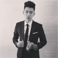 Men’s Health, Korean Celebrities, Celebrity Look, Mens Health, Good Looking Men, Suit And Tie