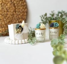 Personalisierte Baby Shower Candle-Geschenke, die Sie für Ihre Babyparty-Veranstaltung verwenden können, werden Ihre Gäste begeistern. Erhältlich in vielen Duftoptionen, sind diese Baby Party Mini Candle Favors vollständig anpassbar. Diese Gastgeschenke sind ein Nischengeschenk für Ihre Gäste. Sie können diese Duftkerzen für Baby Boy und Baby Girl Candle Favors wählen. Alle Duftkerzen werden kundenspezifisch angefertigt. Kerzen werden mit SOY WACHS NICHT PARAFFIN hergestellt. Es sind 45 Gramm So Mini Candle Favors, Baby Shower Favors For Guests, Baby Shower Favours For Guests, Baby Shower Candles, Mini Candle, Candle Gifts, Sandalwood Scent, Candle Favors, Candle Sizes