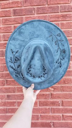 🔴 Note: Please pay attention to the size of the hat before  This is a stiff wide brim western hat in a super cute steel blue color. The floral vines design is on the top of the brim and the bottom of the brim. All hats are burned by hand by me and each design is unique. If you have any questions or want a custom hat feel free to reach out :) - Brim is 3 inches. - This hat is size Medium. It has an elastic band inside that fits 55cm-59cm head Circumference. -The hat is made of Vegan Suede. -hats Blue Country Hat With Short Brim, Blue Western Hat For Kentucky Derby, Blue Wide Brim Hat For Rodeo, Adjustable Blue Country Style Fedora, Blue Short Brim Country Hat, Blue Fedora For Kentucky Derby And Country Events, Blue Adjustable Country Style Fedora, Blue Hats For Rodeo And Kentucky Derby, Country Style Adjustable Blue Fedora