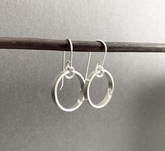 These modern circle earrings are made with sterling silver rectangle wire (3x1mm) that's been shaped into circles and hun gfrom handmade sterling silver ear wires. Total length is about 1 1/4". The circles are just under 3/4" in diameter, or 18mm. Made to order. All jewelry is sent inside a sturdy jewelry gift box. Silver Wire Earrings, Silver Circle, Jewellery Ideas, Earrings Minimalist, Silver Jewelry Handmade, Wire Earrings, Etsy Earrings Dangle, Jewelry Inspo, Simple Jewelry