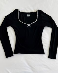 Black Shirts Long Sleeve, Cute Full Sleeve Tops, Long Sleeve Cute Tops, Cute Long Sleeve Shirt, Cute Tops For Winter, Fitted Tops Women, Black Cute Clothes, Aesthetic Long Sleeve Shirts, Cute Fitted Tops