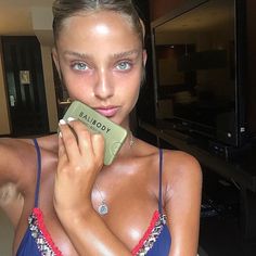 Coconut Oil Tanning, Neta Alchimister, Natural Tanning Oil, Natural Tanning, Bali Body, Self Tan, Salty Hair, Vogue Beauty, Malibu Barbie