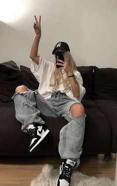 Pakaian Hipster, Skater Girl Outfits, Skater Girls, Cooler Look, Baggy Pants, Tomboy Fashion