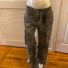 Brand New Forever 21 Pants Army Green Size L Tru To Size Coming Fr A Clean Home Send A Offer! Thank U Have A Day Forever 21 Casual High Waist Pants, Casual Trousers By Forever 21, Casual High Waist Pants By Forever 21, Forever 21 Casual Trousers, Forever 21 Relaxed Fit Cotton Bottoms, Forever 21 Straight Leg Bottoms For Spring, Forever 21 Spring Straight Leg Bottoms, Trendy Forever 21 Cotton Pants, Trendy Forever 21 Bottoms With Pockets