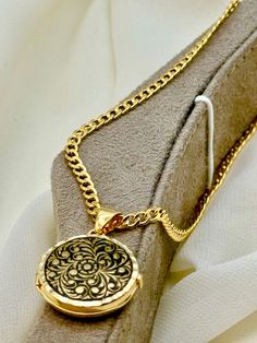 18k Gold locket Necklace , 9.48 gr ,20 inches ,3mm Curb Chain . Premium lobster clasp for added safety! Priced to sell! Compare our prices to other similar sellers! Arrives in a GIFT BOX and includes FREE SHIPPING within the USA and Canada. International shipping is available at the most economical rates on ETSY. I HAVE BEEN IN THE JEWELRY BUSINESS ALL MY LIFE. I am a second -generation family member making gold and jewelry. Please feel free to ask me any questions - Always happy to help! Fast R Gold Medallion Locket Necklace Stamped 14k, Antique Gold Medallion Necklace For Gift, Engraved Gold Plated Medallion Necklace, Gold-plated Medallion Locket Necklace Gift, Vintage Gold Plated Medallion Necklace As Gift, Vintage Gold Plated Medallion Necklace Gift, Vintage Gold Plated Medallion Necklace For Gift, Engraved Gold Plated Medallion Necklace Amulet, Engraved Gold Plated Amulet Medallion Necklace