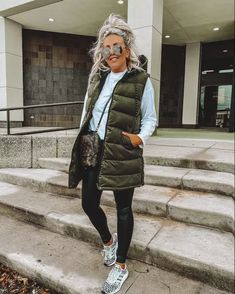 Green Gilet Outfit Women, Khaki Gilet Outfit, Khaki Vest Outfit Women, Long Puffer Vest Outfits For Women, Puffer Gilet Outfit, Long Vest Outfit Fall, Gilet Outfits, Chaleco Outfit