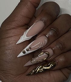 Chrome Stiletto Nails Designs, Gel X Stiletto Nails, Gel X Nails White, Gold And White Nails Acrylic, White Stiletto Nails Design, Stilleto Nail Idea, Cute Gold Nails, Stiletto Birthday Nails, Cute Stiletto Nails Designs