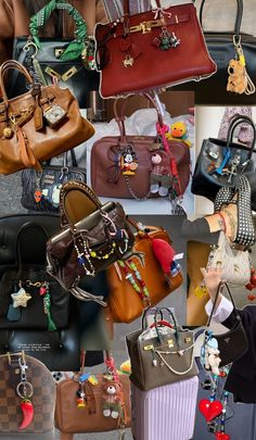 Handbag Decoration Ideas, Birkin Bag Charms, Bag Accessories Aesthetic, Purse Accessories Ideas, Bag Charm Ideas, Bag Outfit, Bag Charms Aesthetic, Birken Bag, Purse Decorations